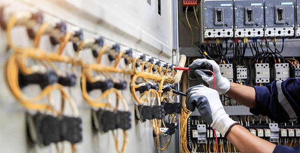 Professional Electrician technician working in De Soto, IL